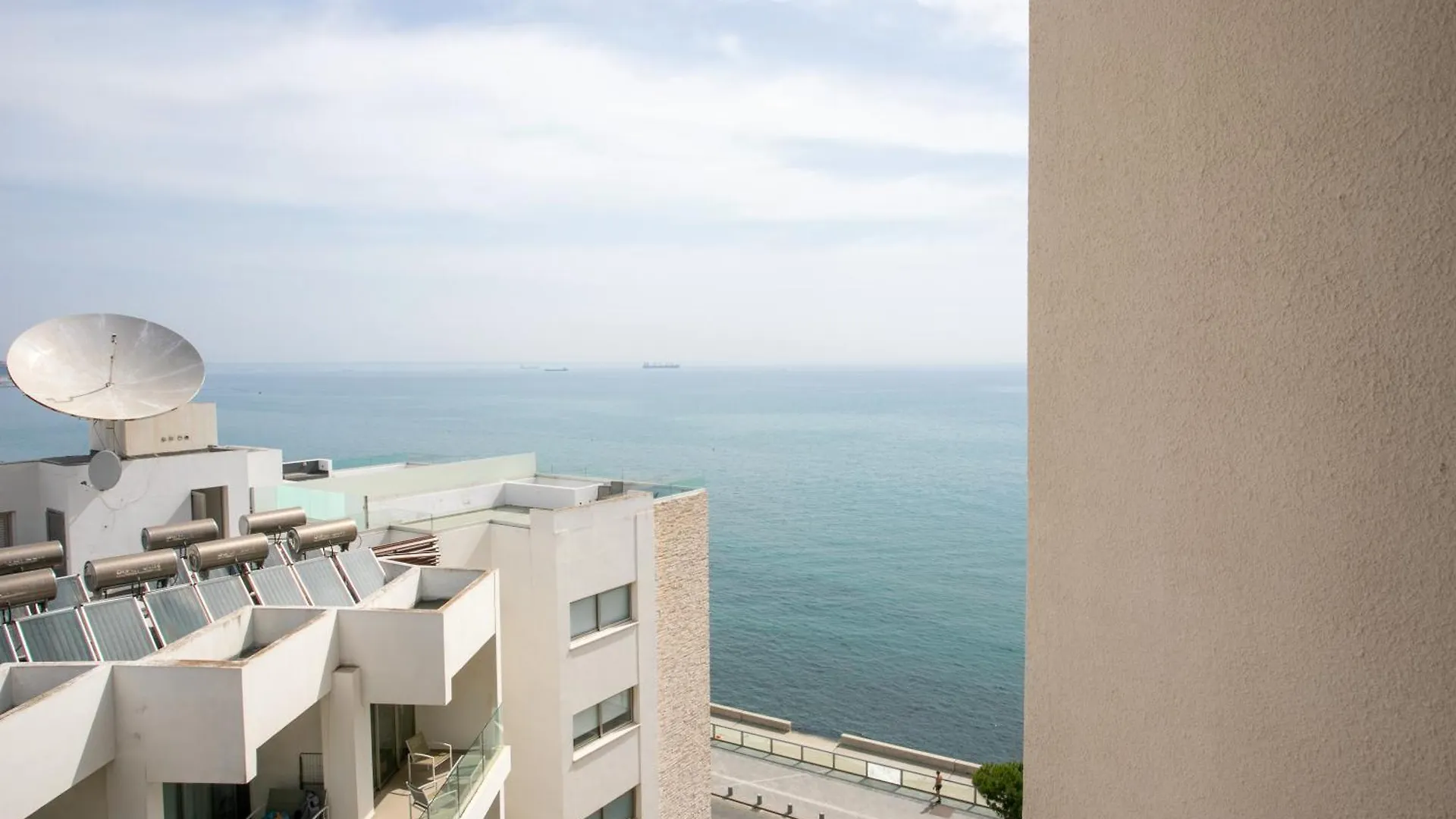 Palmove Luxurious Beachfront Apt Larnaca Appartement