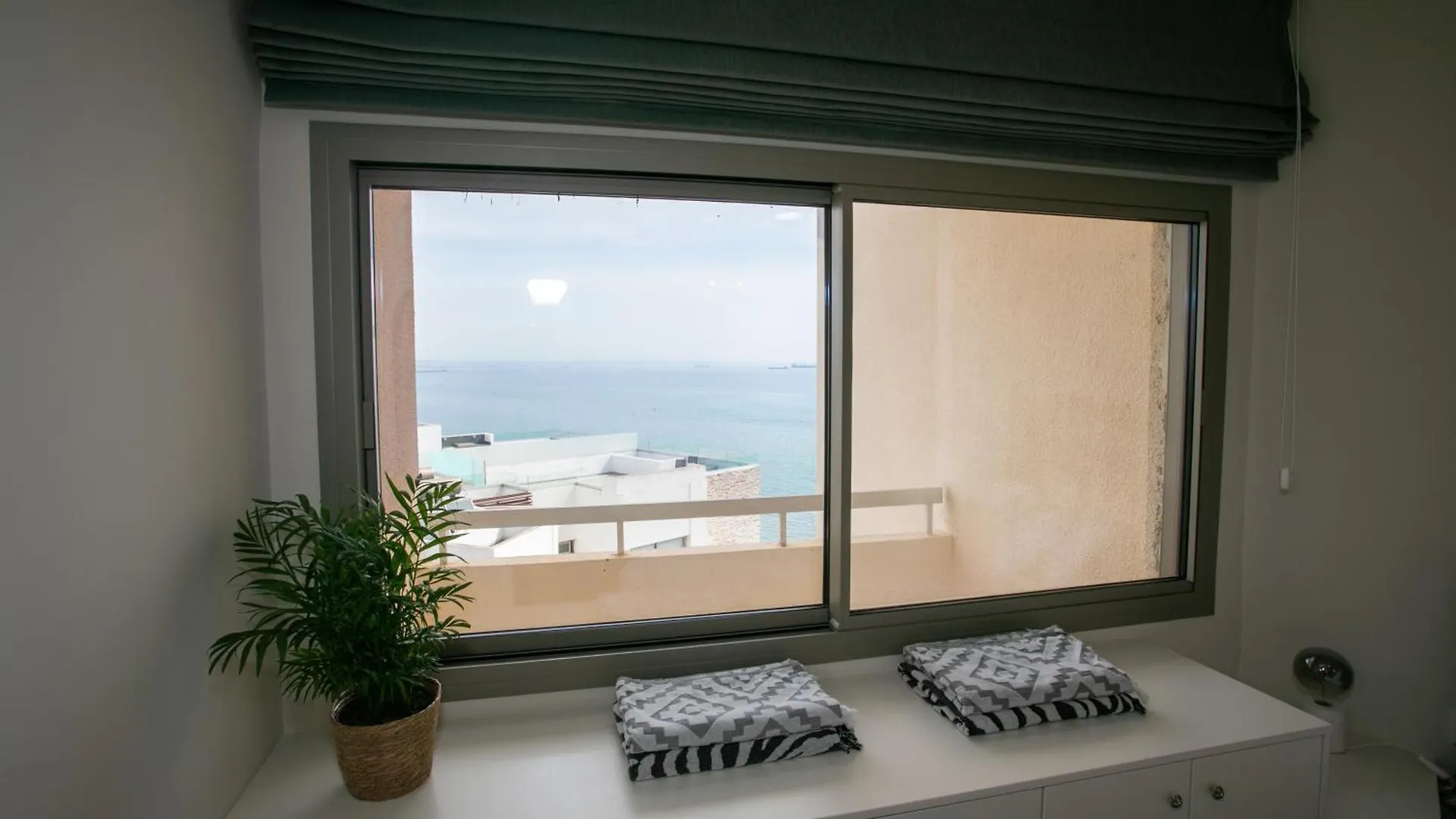 Palmove Luxurious Beachfront Apt Larnaca 0*,