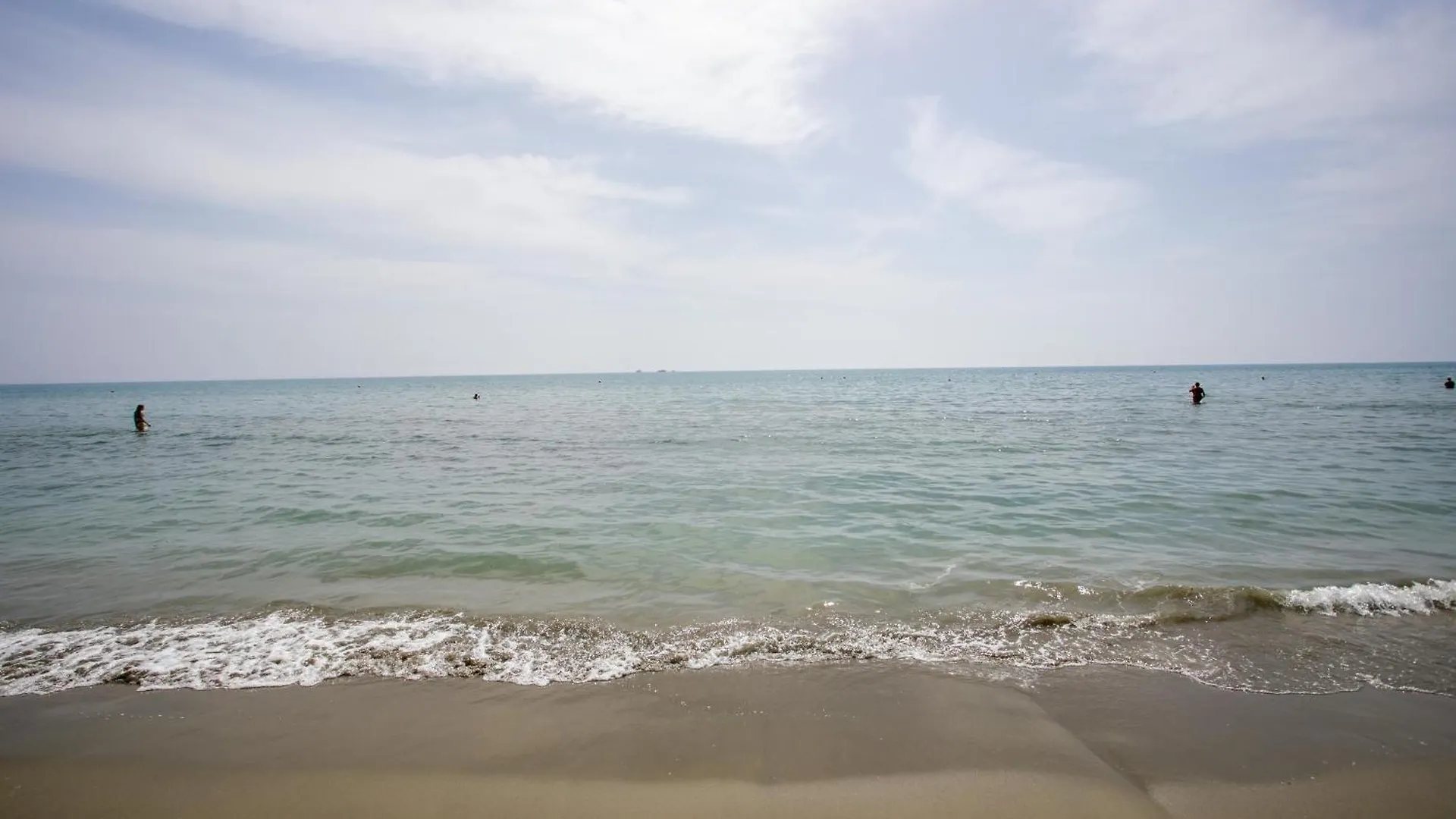 Palmove Luxurious Beachfront Apt Larnaca