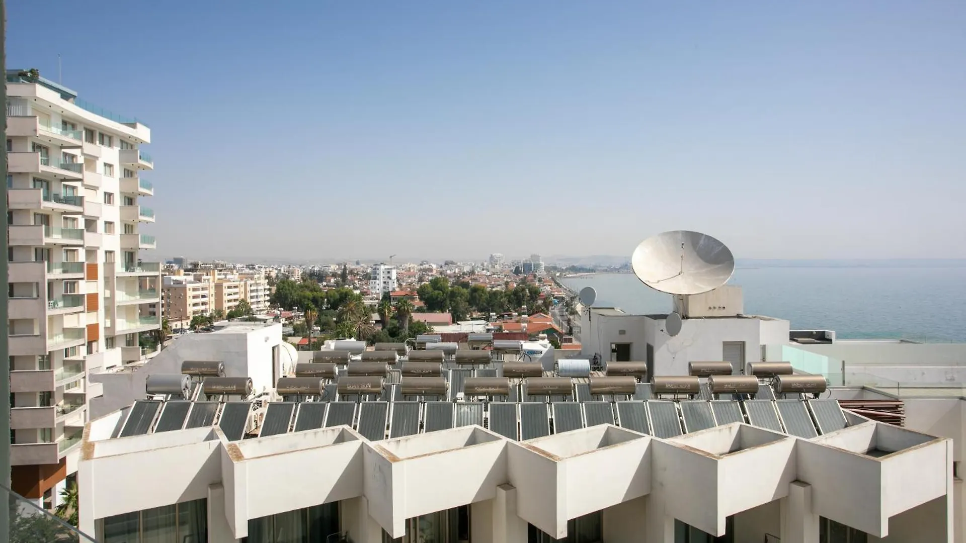 Palmove Luxurious Beachfront Apt Larnaca Chypre